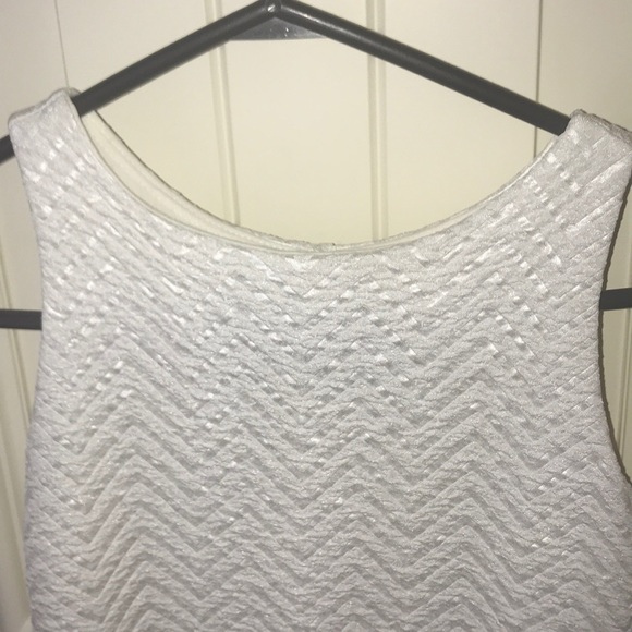 white dress with slight zig zag pattern - Picture 2 of 5